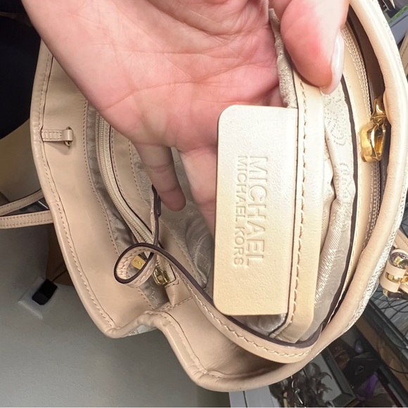 Michael Kors Vanilla Jet Set Travel Tote - Picture 12 of 16